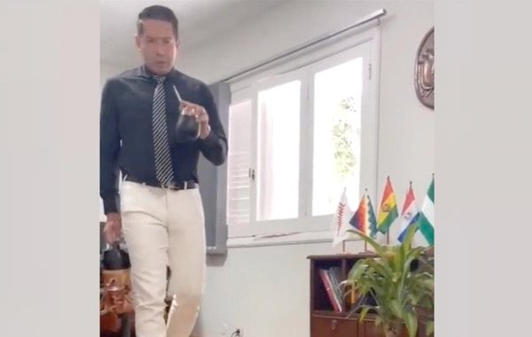 Crónica / IMITÓ AL PARAGUAYO. Embajador “bolí” oñemokachiãi y armó guarara