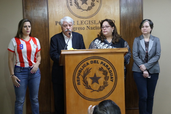 Oposición advierte que juicio político podría activarse