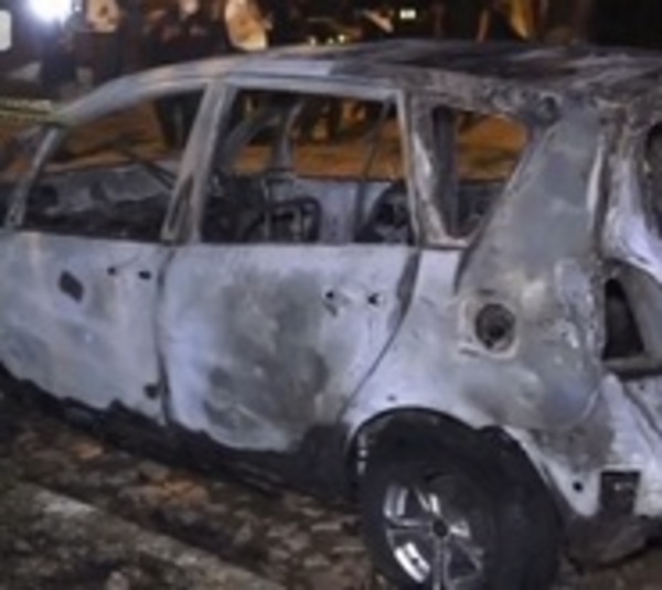 Hombre acusa a sus vecinos de presuntamente quemar su auto - Paraguay.com