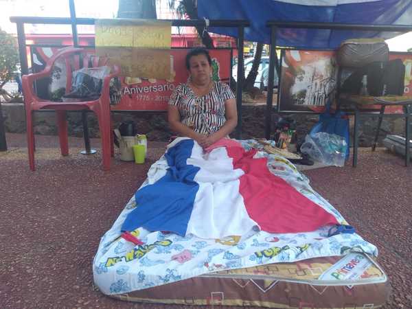 Funcionarios de municipalidad de San Lorenzo continúan paro y ya hasta inician huelga de hambre