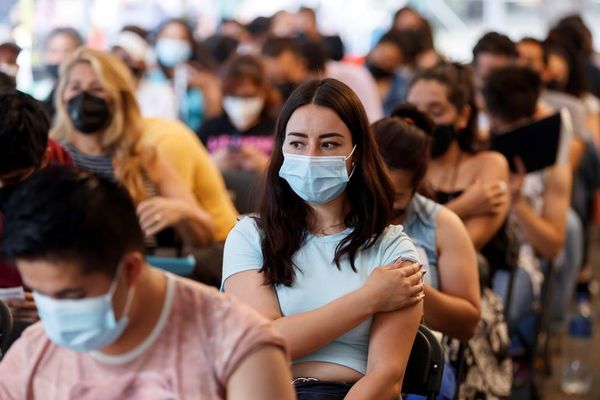 Adolescentes motivados a vacunarse con temática de Halloween en Perú - Mundo - ABC Color