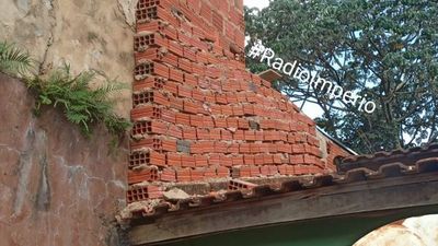Mujer denuncia a su vecina por levantar una pared sobre el techo de su casa