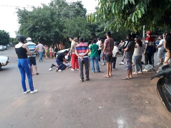 Menores de 16 y 13 años a bordo de una motocicleta fueron embestidos por una camioneta