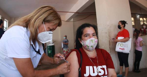 La Nación / Vacunan contra el COVID-19 en el Mercado 4 hasta este mediodía