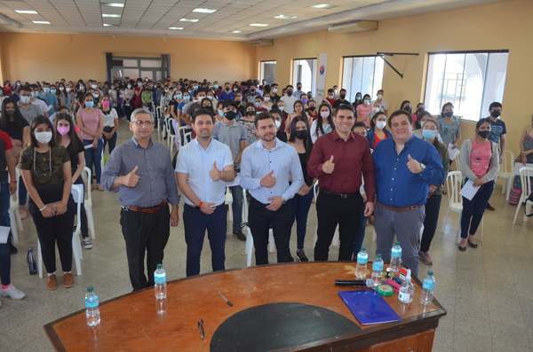 Jóvenes guaireños renovaron sus contratos de becas con la Secretaría de la Juventud - Noticiero Paraguay