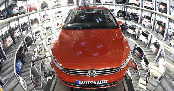 La Nación / Beneficio operativo trimestral de Volkswagen cae un 12% por escasez de semiconductores