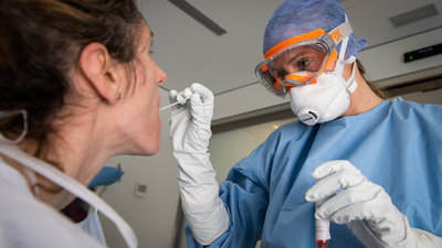 Paulatino repunte de contagios de COVID sirven 'para abrir los ojos y prestar atención', advierte médico