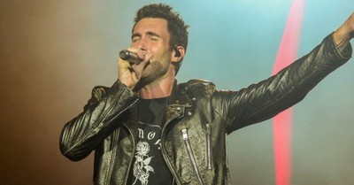 La criticada reacción de Adam Levine con una fanática que se subió al escenario - SNT