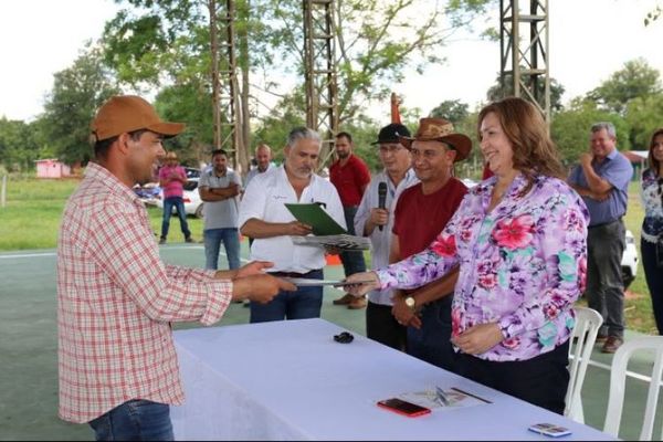 Treinta años quedan atrás para familias que recibieron sus títulos de propiedad en Ara Verá