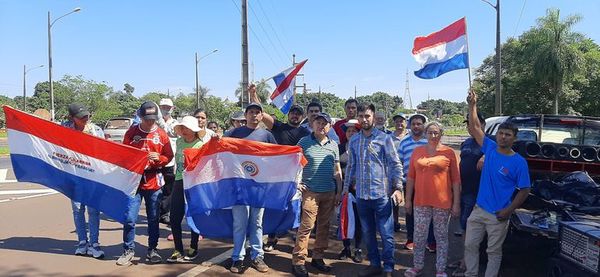 Manifestación contra reducción del precio de energía de Itaipú; mientras, sesionan consejeros - ABC en el Este - ABC Color