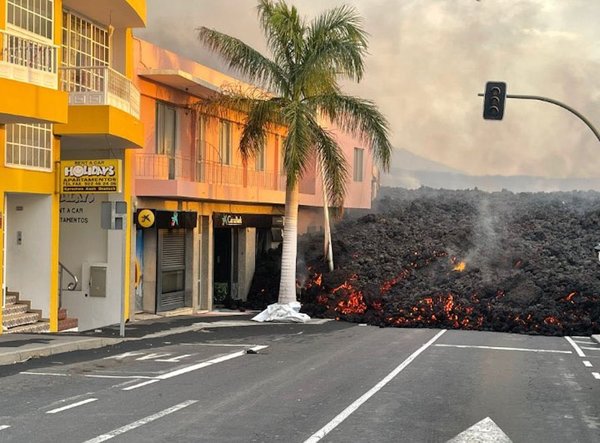 Los bancos obligan a pagar íntegra la hipoteca de las casas sepultadas por el volcán de La Palma con el dinero de las indemnizaciones
