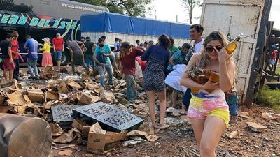 Repartidor volcó y el rollo robó cervezas a manos llenas