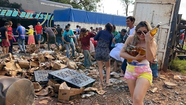 Repartidor volcó y el rollo robó cervezas a manos llenas
