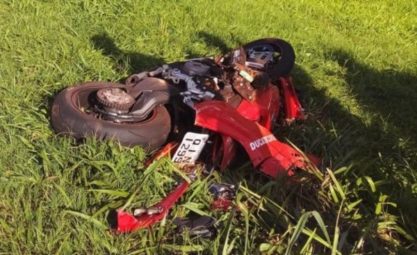 Potente motocicleta involucrada en violento accidente