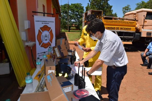 Entregan moderno equipamiento de comunicación al Cuerpo de Voluntarios de San Cosme y Damián