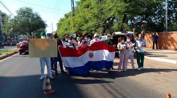 Funcionarios del Hospital de Clínicas piden el pago de sus salarios - Nacionales - ABC Color