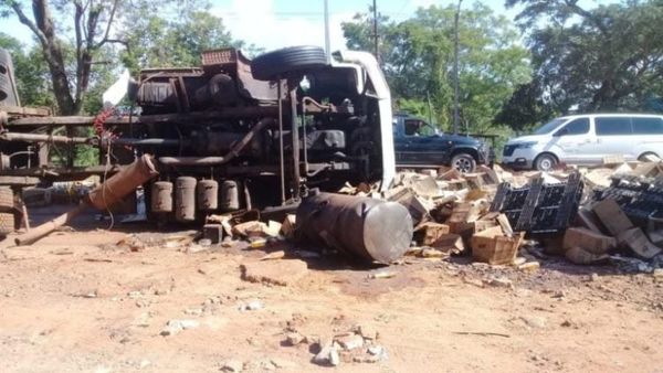 Camión que transportaba cerveza vuelca en Coronel Oviedo