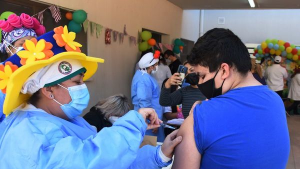 Desde el lunes vacunarán a adolescentes de 16 a 17 años