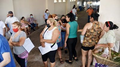 Gran concurrencia en vacunatorio habilitado en el Mercado 4