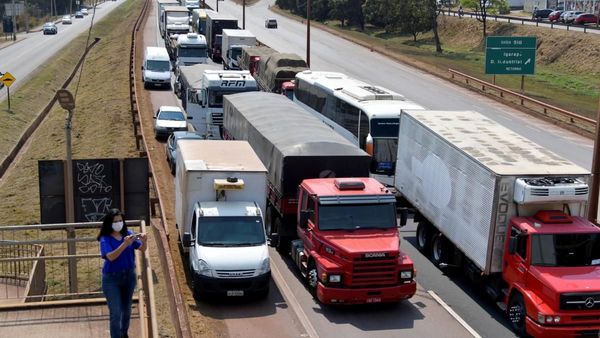 Salarios altos para solucionar escasez de camioneros en EEUU