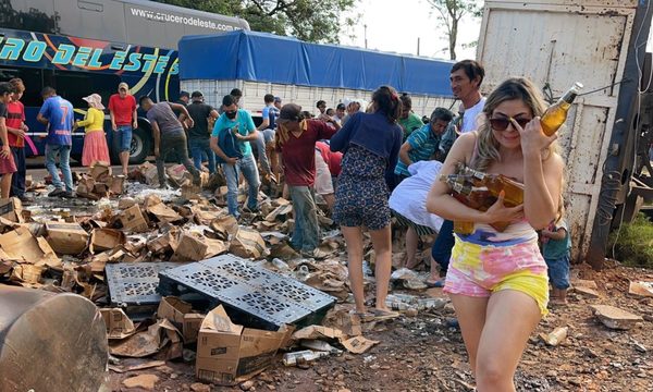 Volcó un camión de birra y la gente fue a “salvarla” (video)
