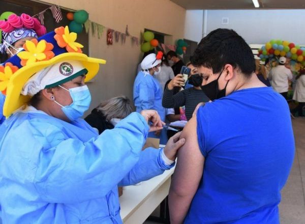 Desde el lunes vacunarán a adolescentes de 16 a 17 años