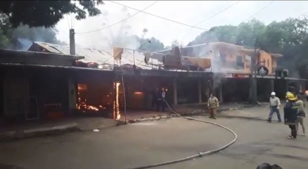 Caacupé: Incendio en local gastronómico ubicado frente Tupasy Ykua - Contacto Ciudadano - ABC Color