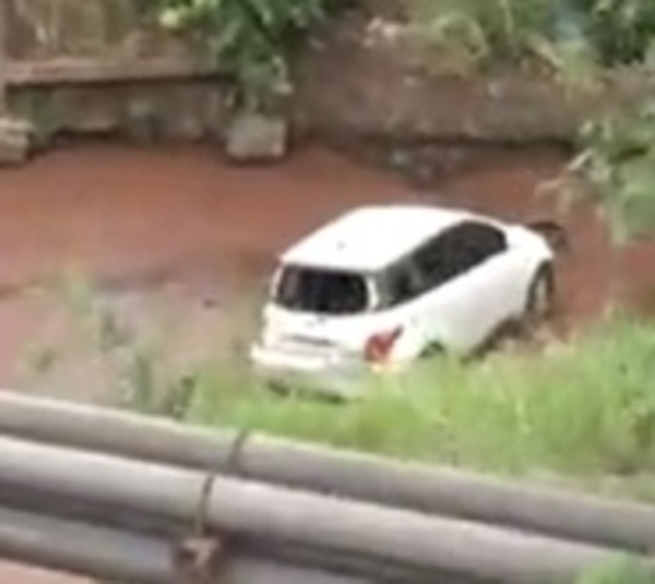Coche cae de un puente en Acceso Sur - Paraguay.com