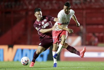 Jorge Morel, titular y destacado en Lanús, que derrotó al Argentinos de Ávalos