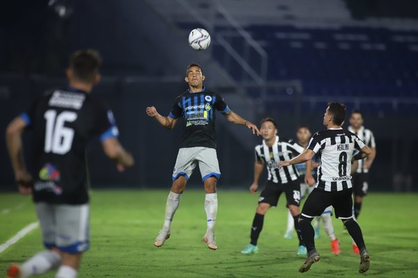 Libertad visita a un 12 de Octubre que quiere alcanzar puestos de Copa Sudamericana