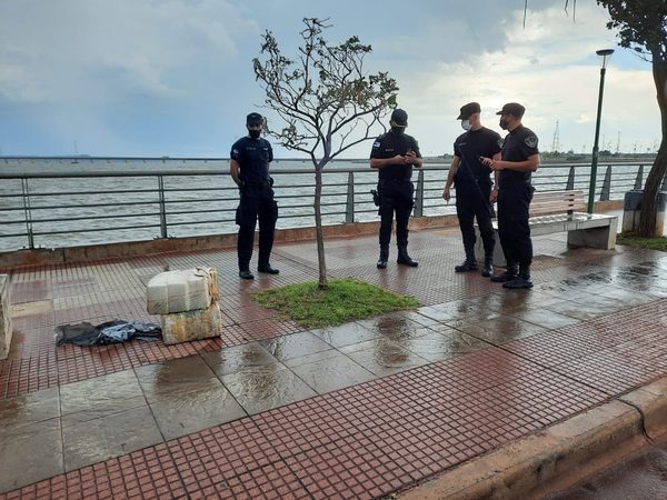 POSADAS: HALLAN 2 PAQUETES CON CASI 63 KILOS DE MARIHUANA FLOTANDO EN RIO PARANA - Itapúa Noticias