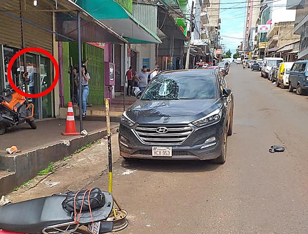 VIOLENTO hermano del intendente PRIETO rompió parabrisas de una camioneta