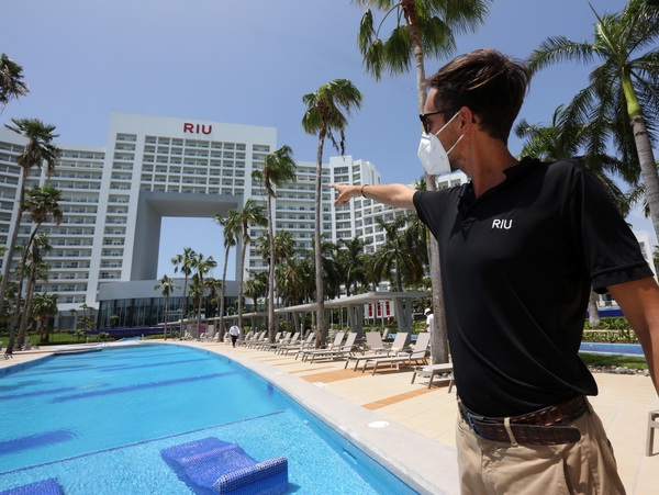 Hoteles RIU firma programa de prácticas con universidad La Salle en México - MarketData