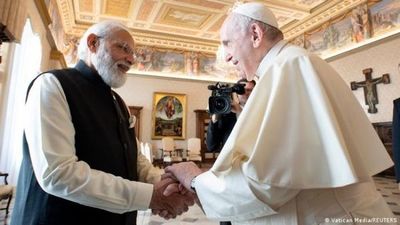 Narendra Modi se reúne con el papa en el Vaticano y le invita a visitar la India