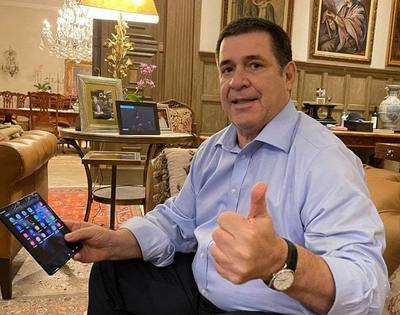 Cartes se lanza de influencer, pero termina en burlas y memes