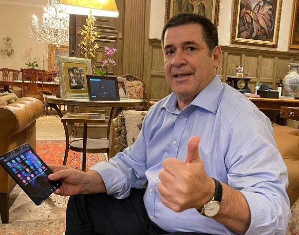 Cartes se lanza de influencer, pero termina en burlas y memes