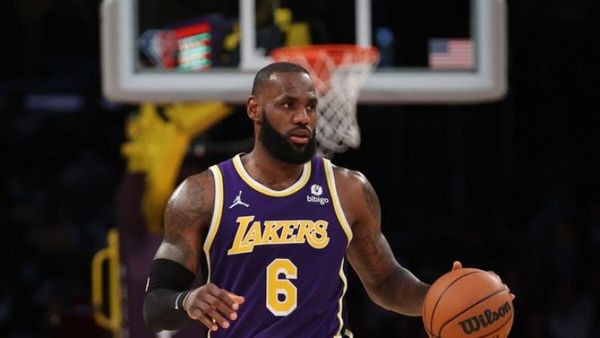 El impresionante triple de LeBron James desde mitad de cancha, en la victoria de Los Ángeles Lakers