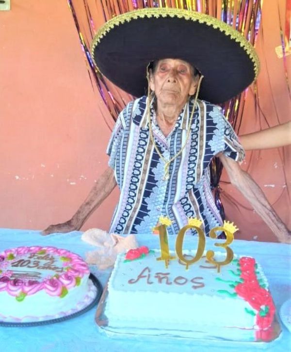 Sapucai: Abuela cumplió 103 años rodeada de sus seres queridos - Nacionales - ABC Color