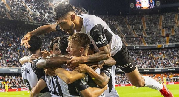 Con Alderete de titular, el Valencia vence al Villarreal en Mestalla