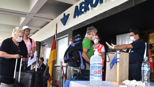 Covid puede arruinar vacaciones por gente que aún no se inmunizó