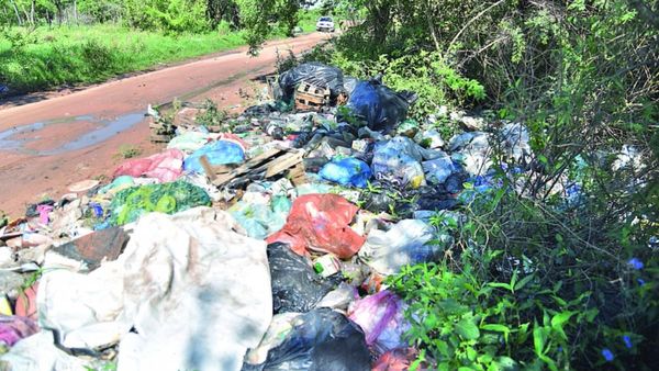 Calles  vecinales de Limpio, atestadas de basura en plena amenaza de dengue