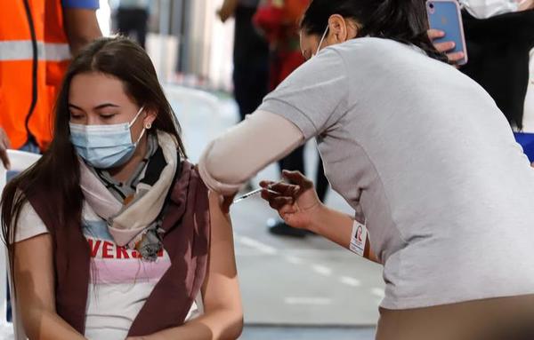 Este lunes vacunarán a adolescentes de 16 y 17 años