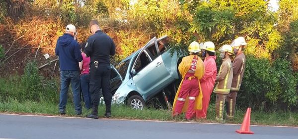 Joven fallece y su pareja queda herida por vuelco de vehículo en Carapeguá - Nacionales - ABC Color