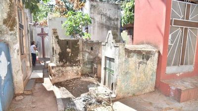 Familiares encuentran cementerios municipales en pésimo estado
