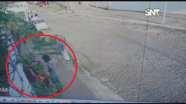 Asalto a mano armada en plena calle - SNT