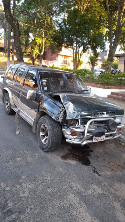 Funcionario borracho del Consejo de la Magistratura embistió su camioneta contra columna de Ande y chocó contra auto    - Nacionales - ABC Color