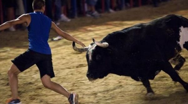 Muere un hombre tras ser corneado en una fiesta popular taurina en España