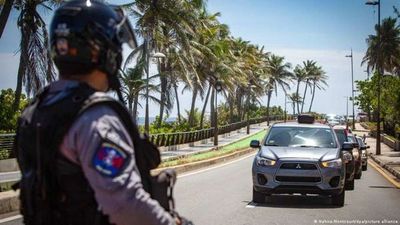 Miles de policías de Puerto Rico se van a huelga en reclamo de mejoras laborales