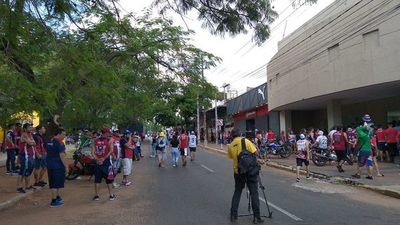 Se abrieron los portones y los hinchas comienzan a llegar a Barrio Obrero - Fútbol - ABC Color