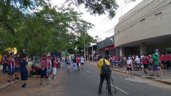 Se abrieron los portones y los hinchas comienzan a llegar a Barrio Obrero - Fútbol - ABC Color